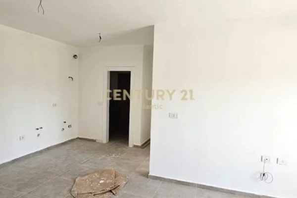 Shtepi ne shitje Apartament ne Durres, 1+1, Mobilimi Bosh, pa mobiluar, Pagesa 90,000  Euro.