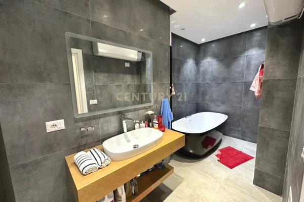 Shtepi ne shitje Apartament ne Durres, 2+1, Mobilimi E mobiluar, Pagesa 360,000  Euro.