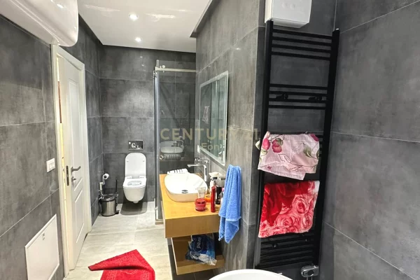 Shtepi ne shitje Apartament ne Durres, 2+1, Mobilimi E mobiluar, Pagesa 360,000  Euro.