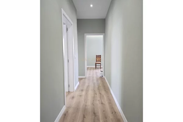 Shtepi ne shitje Apartament ne Durres, 2+1, Mobilimi Bosh, pa mobiluar, Pagesa 130,000  Euro.