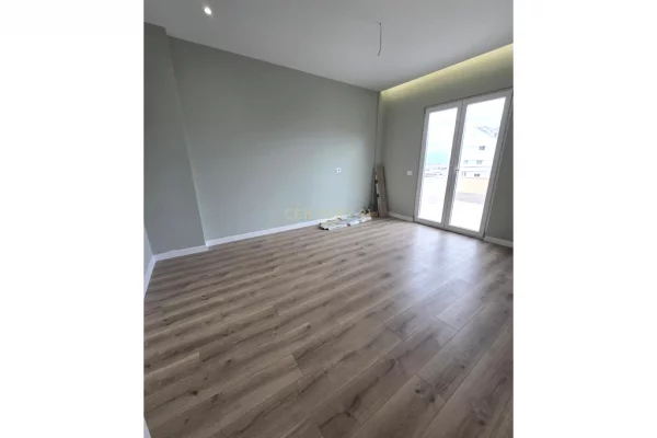 Shtepi ne shitje Apartament ne Durres, 2+1, Mobilimi Bosh, pa mobiluar, Pagesa 130,000  Euro.