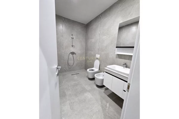 Shtepi ne shitje Apartament ne Durres, 2+1, Mobilimi Bosh, pa mobiluar, Pagesa 130,000  Euro.