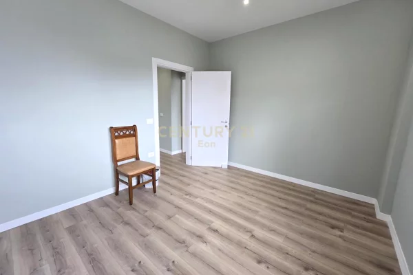 Shtepi ne shitje Apartament ne Durres, 2+1, Mobilimi Bosh, pa mobiluar, Pagesa 130,000  Euro.