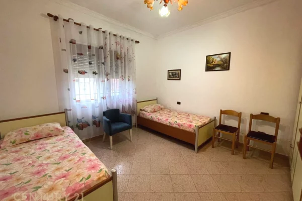 Shtepi ne shitje Shtepi Private ne Durres, 3+1, Mobilimi Pjeserisht e mobiluar, Pagesa 218,000  Euro.