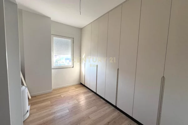 Shtepi ne shitje Apartament ne Durres, 2+1, Mobilimi E mobiluar, Pagesa 185,000  Euro.