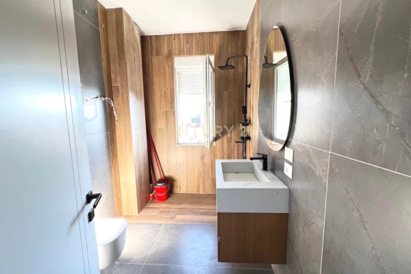 Shtepi ne shitje Apartament ne Durres, 2+1, Mobilimi E mobiluar, Pagesa 185,000  Euro.