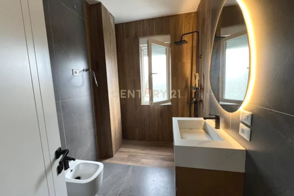 Shtepi ne shitje Apartament ne Durres, 2+1, Mobilimi E mobiluar, Pagesa 185,000  Euro.