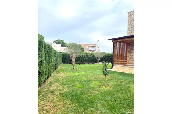 Apartament 2+1me Oborr 266 m2 për Shitje në Gjirin e Lalzit, Durrës !