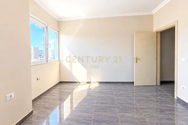 Shtepi ne shitje Apartament ne Durres, 2+1, Mobilimi Pjeserisht e mobiluar, Pagesa 185,968  Euro.