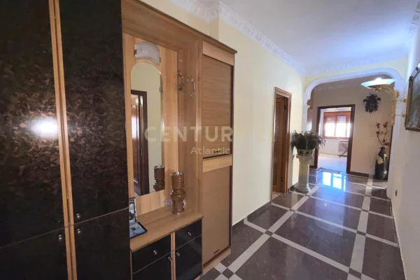 Shtepi ne shitje Apartament ne Durres, 3+1, Mobilimi Pjeserisht e mobiluar, Pagesa 270,000  Euro.