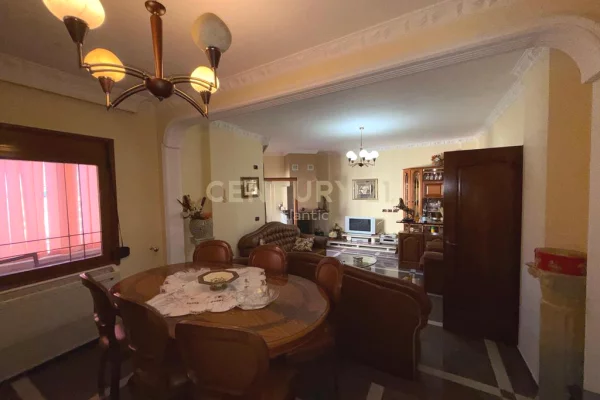Shtepi ne shitje Apartament ne Durres, 3+1, Mobilimi Pjeserisht e mobiluar, Pagesa 270,000  Euro.