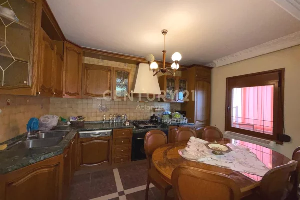 Shtepi ne shitje Apartament ne Durres, 3+1, Mobilimi Pjeserisht e mobiluar, Pagesa 270,000  Euro.