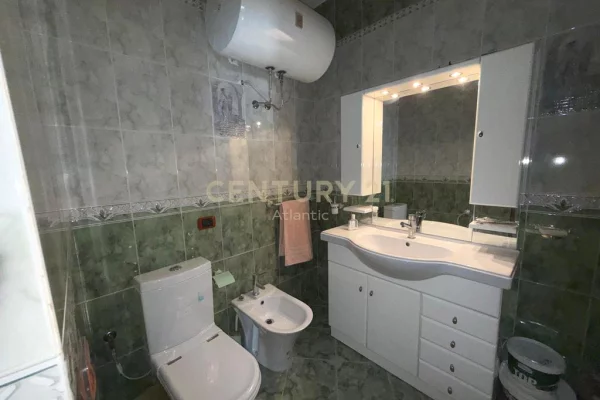 Shtepi ne shitje Apartament ne Durres, 3+1, Mobilimi Pjeserisht e mobiluar, Pagesa 270,000  Euro.