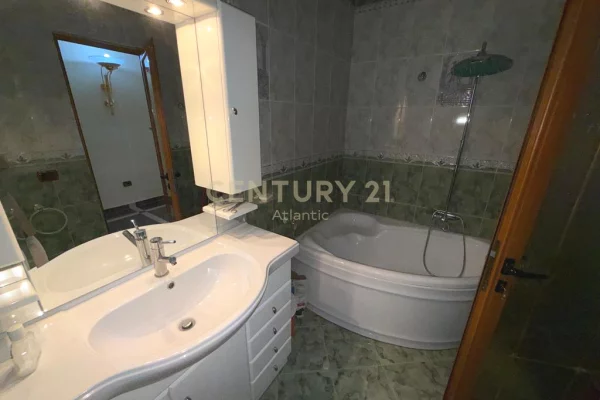 Shtepi ne shitje Apartament ne Durres, 3+1, Mobilimi Pjeserisht e mobiluar, Pagesa 270,000  Euro.