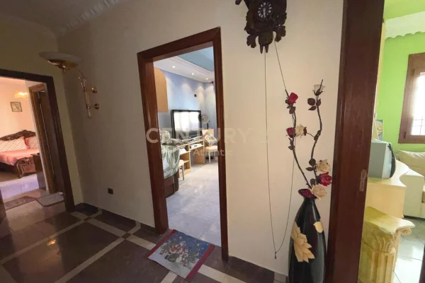 Shtepi ne shitje Apartament ne Durres, 3+1, Mobilimi Pjeserisht e mobiluar, Pagesa 270,000  Euro.