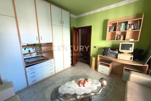Shtepi ne shitje Apartament ne Durres, 3+1, Mobilimi Pjeserisht e mobiluar, Pagesa 270,000  Euro.