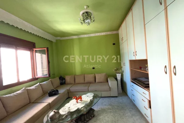Shtepi ne shitje Apartament ne Durres, 3+1, Mobilimi Pjeserisht e mobiluar, Pagesa 270,000  Euro.