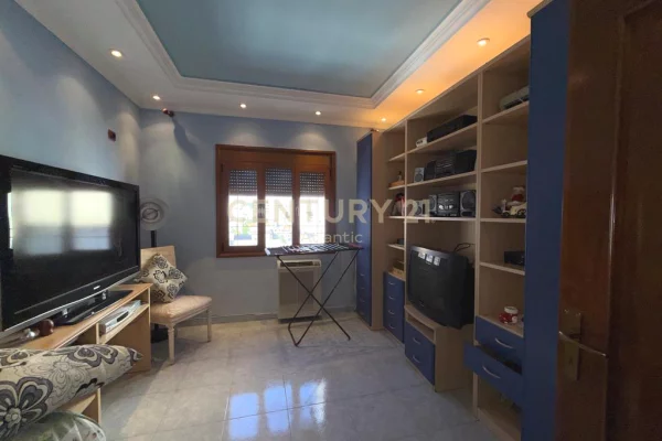 Shtepi ne shitje Apartament ne Durres, 3+1, Mobilimi Pjeserisht e mobiluar, Pagesa 270,000  Euro.