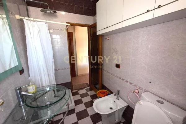 Shtepi ne shitje Apartament ne Durres, 3+1, Mobilimi Pjeserisht e mobiluar, Pagesa 270,000  Euro.
