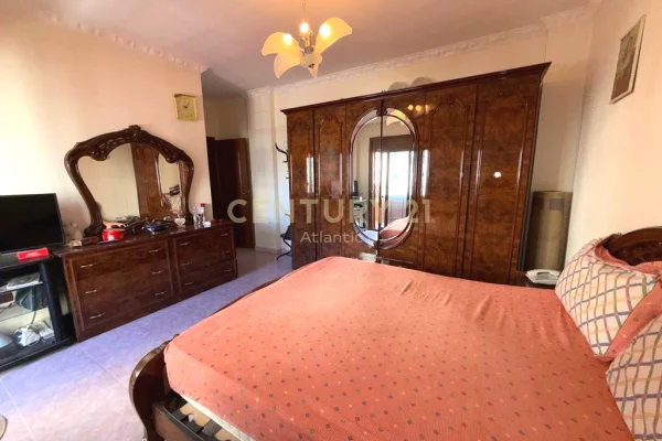 Shtepi ne shitje Apartament ne Durres, 3+1, Mobilimi Pjeserisht e mobiluar, Pagesa 270,000  Euro.