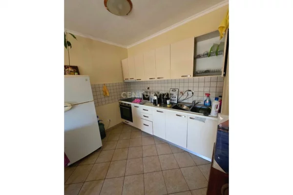 Shtepi ne shitje Apartament ne Durres, 2+1, Mobilimi Pjeserisht e mobiluar, Pagesa 190,000  Euro.