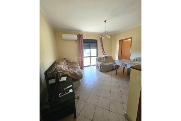 Shtepi ne shitje Apartament ne Durres, 2+1, Mobilimi Pjeserisht e mobiluar, Pagesa 190,000  Euro.