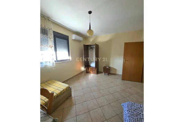 Shtepi ne shitje Apartament ne Durres, 2+1, Mobilimi Pjeserisht e mobiluar, Pagesa 190,000  Euro.