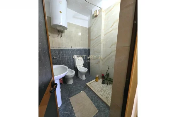 Shtepi ne shitje Apartament ne Durres, 2+1, Mobilimi Pjeserisht e mobiluar, Pagesa 190,000  Euro.