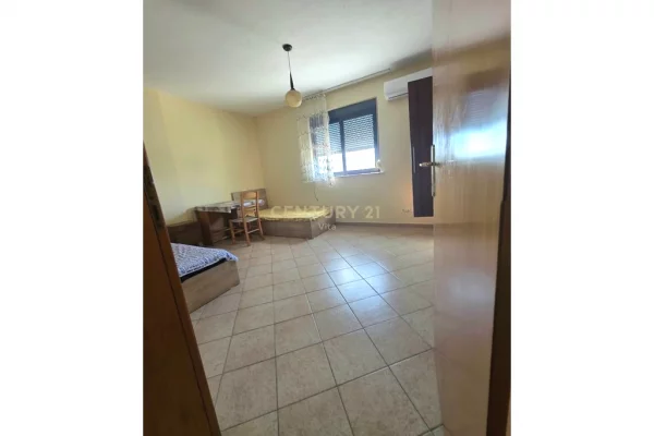 Shtepi ne shitje Apartament ne Durres, 2+1, Mobilimi Pjeserisht e mobiluar, Pagesa 190,000  Euro.