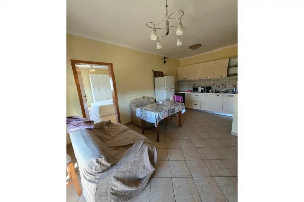 Shtepi ne shitje Apartament ne Durres, 2+1, Mobilimi Pjeserisht e mobiluar, Pagesa 190,000  Euro.