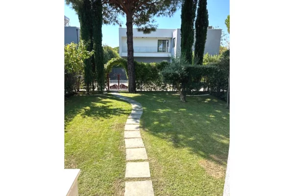 Shtepi ne shitje Vila Luksoze ne Durres, 3+1, Mobilimi E mobiluar, Pagesa 568,500  Euro.