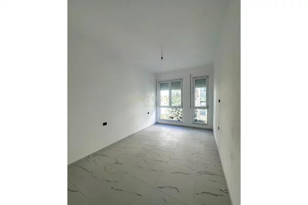 Shtepi ne shitje Apartament ne Durres, 1+1, Mobilimi Bosh, pa mobiluar, Pagesa 147,000  Euro.