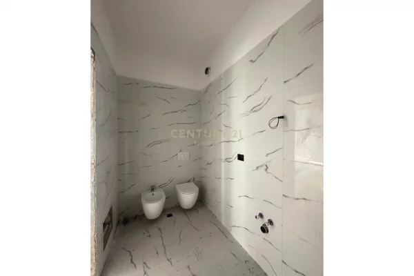 Shtepi ne shitje Apartament ne Durres, 1+1, Mobilimi Bosh, pa mobiluar, Pagesa 147,000  Euro.