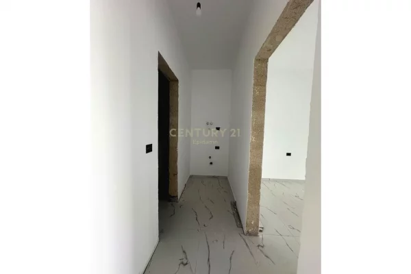 Shtepi ne shitje Apartament ne Durres, 1+1, Mobilimi Bosh, pa mobiluar, Pagesa 147,000  Euro.