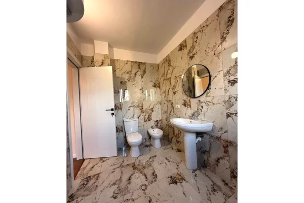 Shtepi ne shitje Apartament ne Durres, 2+1, Mobilimi Bosh, pa mobiluar, Pagesa 138,000  Euro.