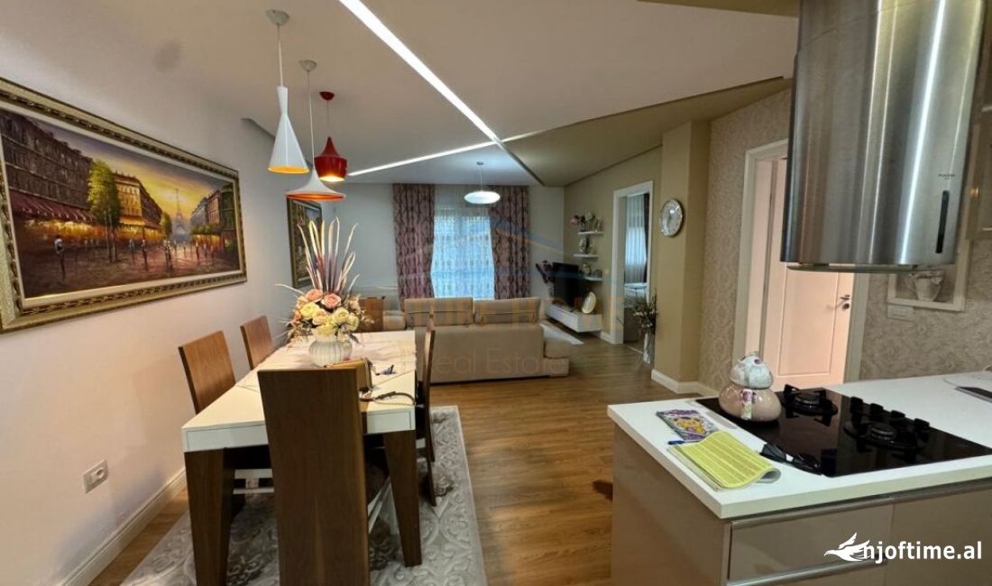 Shtepi ne shitje Apartament ne Tirane, 2+1, Mobilimi E mobiluar, Pagesa 255,000  Euro.