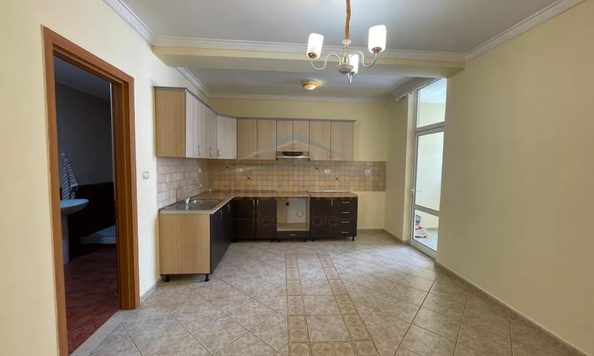 Shtepi ne shitje Apartament ne Tirane, 2+1, Mobilimi Bosh, pa mobiluar, Pagesa 270,000  Euro.