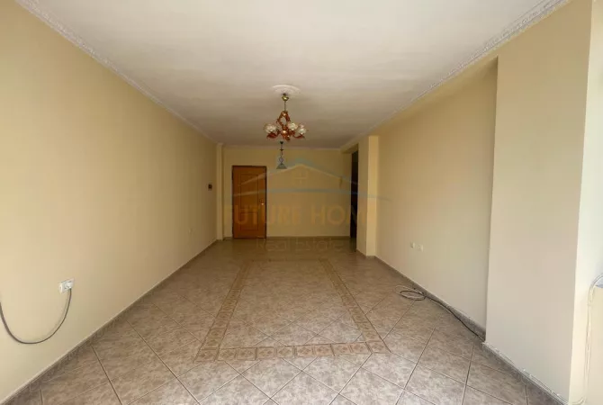 Shtepi ne shitje Apartament ne Tirane, 2+1, Mobilimi Bosh, pa mobiluar, Pagesa 270,000  Euro.