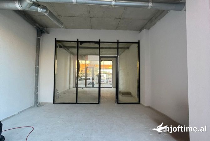 Jepet ambienti buz rruge me qera