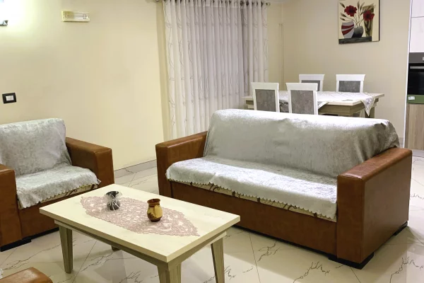 Shtepi me qera Shtepi Private ne Tirane, 2+1, Mobilimi E mobiluar, Pagesa 55,000  Leke.