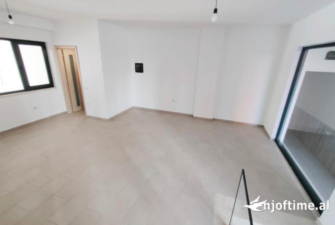 Jepet me qera ambient biznesi/dyqan i pershtatshem tek Kompleksi Green City, Astir !