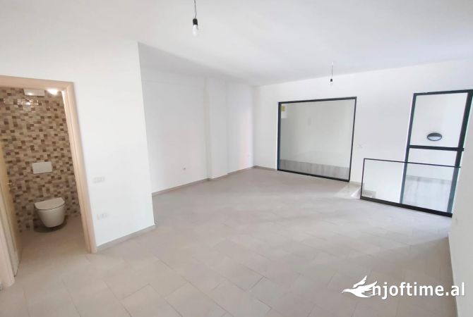 Ambiente Commerciale in Affitto 3+1 a Tirana - 350 Euro