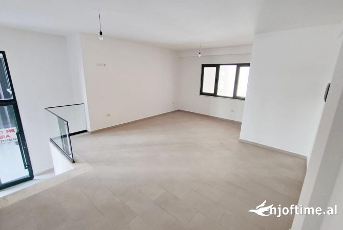 Ambiente Commerciale in Affitto 3+1 a Tirana - 350 Euro