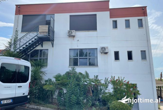 Ambiente Commerciale in Affitto 3+1 a Tirana - 6,500 Euro