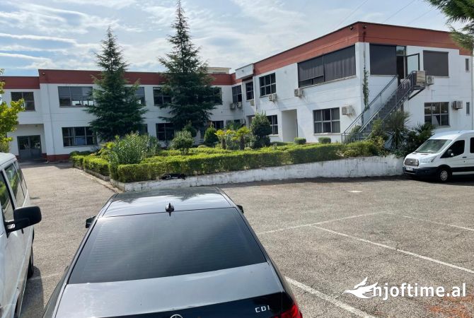 Ambiente Commerciale in Affitto 3+1 a Tirana - 6,500 Euro