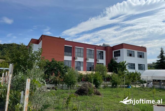 Ambiente Commerciale in Affitto 3+1 a Tirana - 6,500 Euro