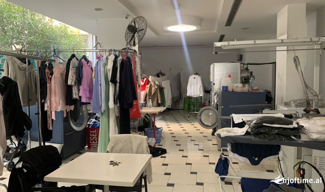 Shitet njesi tregtare tek Kopshti Zoologjik.