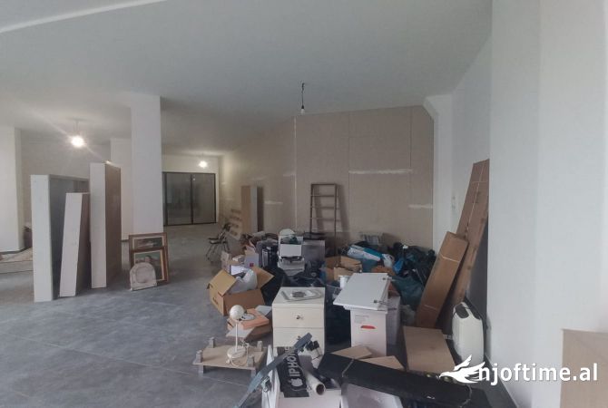 Ambiente Commerciale in Affitto 2+1 a Tirana - 1,200 Euro