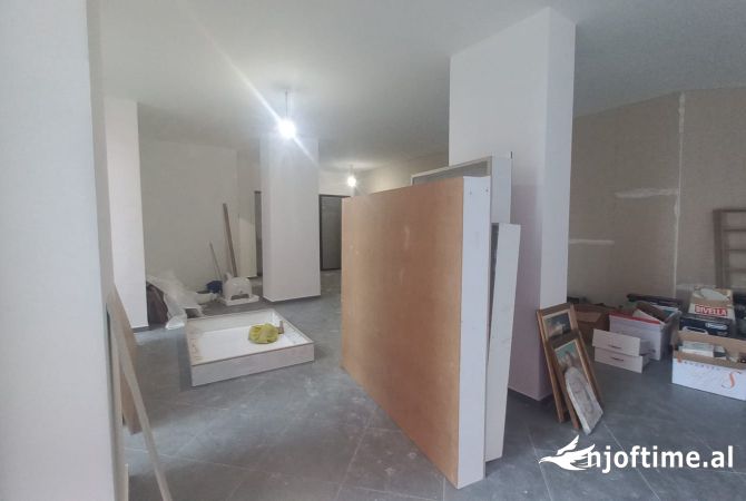 Ambiente Commerciale in Affitto 2+1 a Tirana - 1,200 Euro