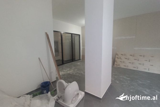 Ambiente Commerciale in Affitto 2+1 a Tirana - 1,200 Euro